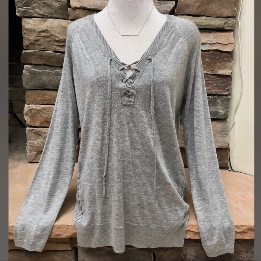 Tied V-neck long sleeve sweater